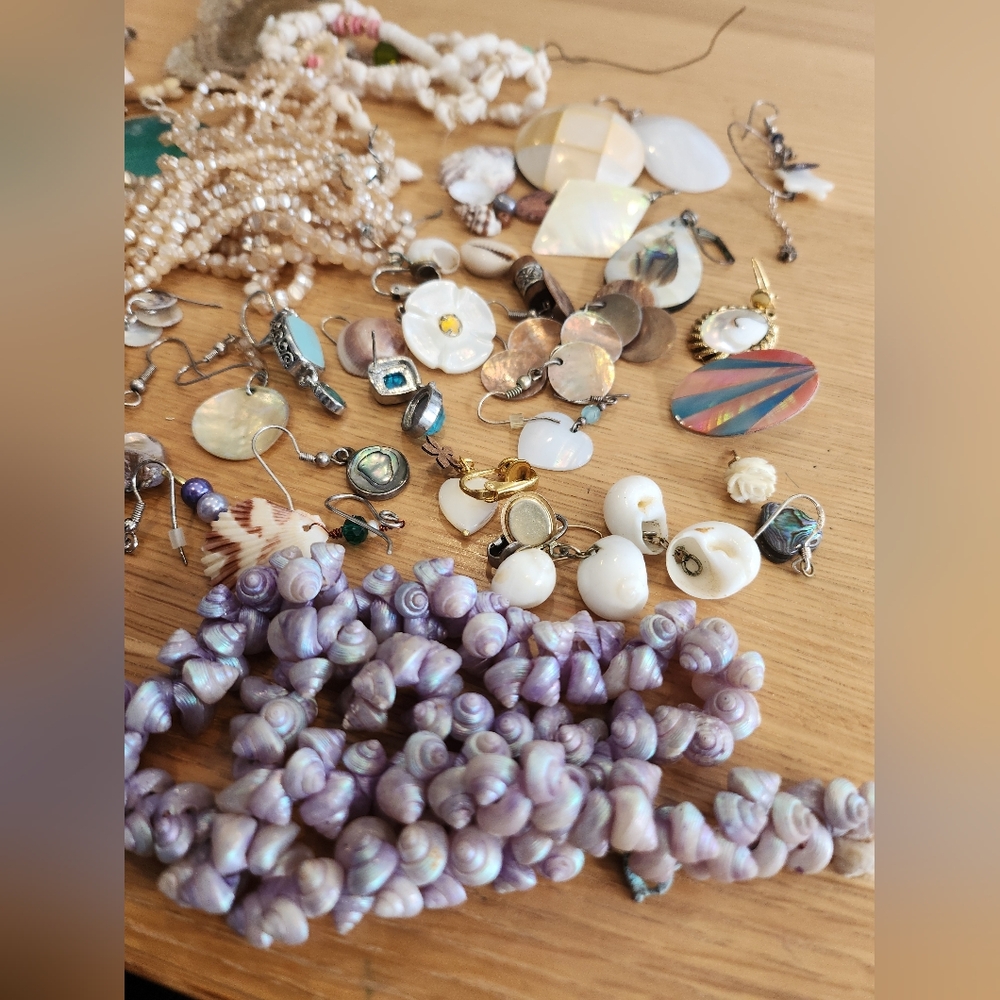 Assorted Shell and Bead Jewelry Collection - Picture 2 of 10